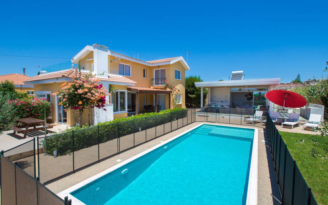 Ayia Napa Villa | 180 m² Villa ∙ 4 bedrooms ∙ 10 guests