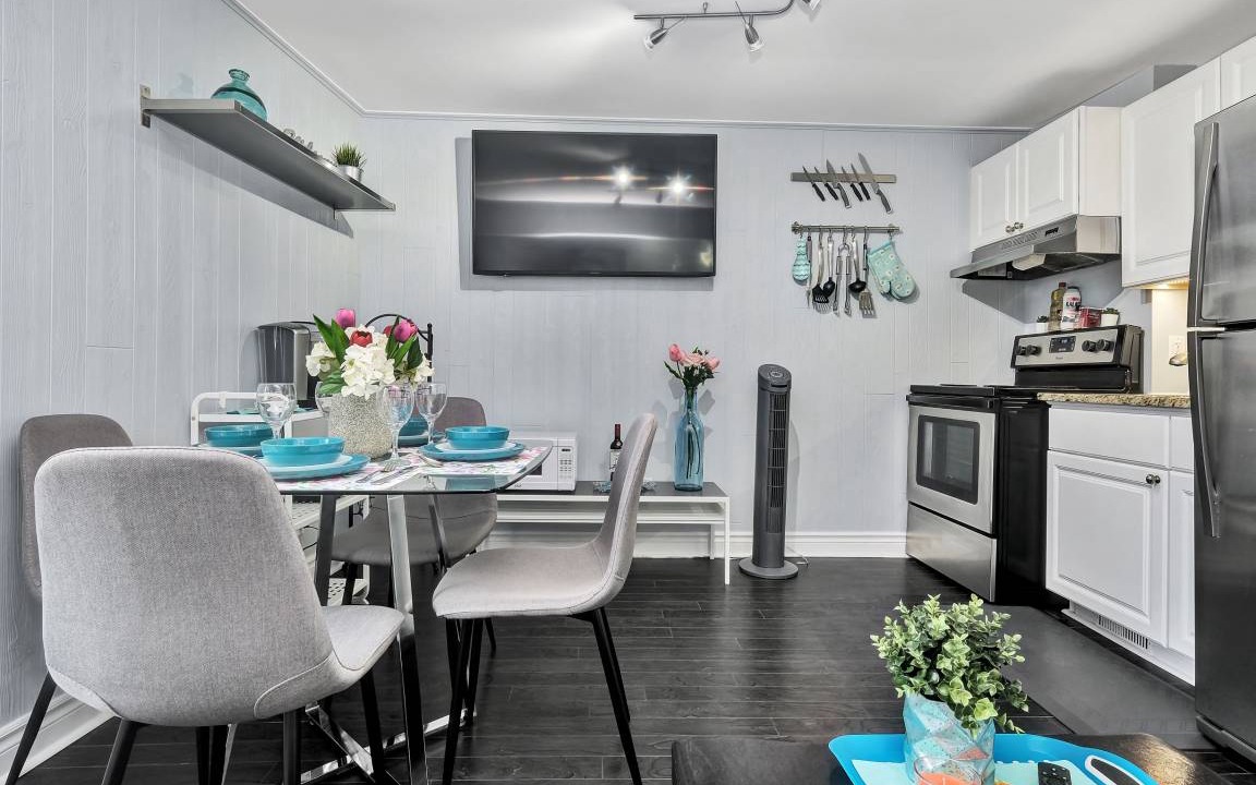 Centretown West Apartment | 2BR Apt with Netflix & access to Rooftop Terrace!