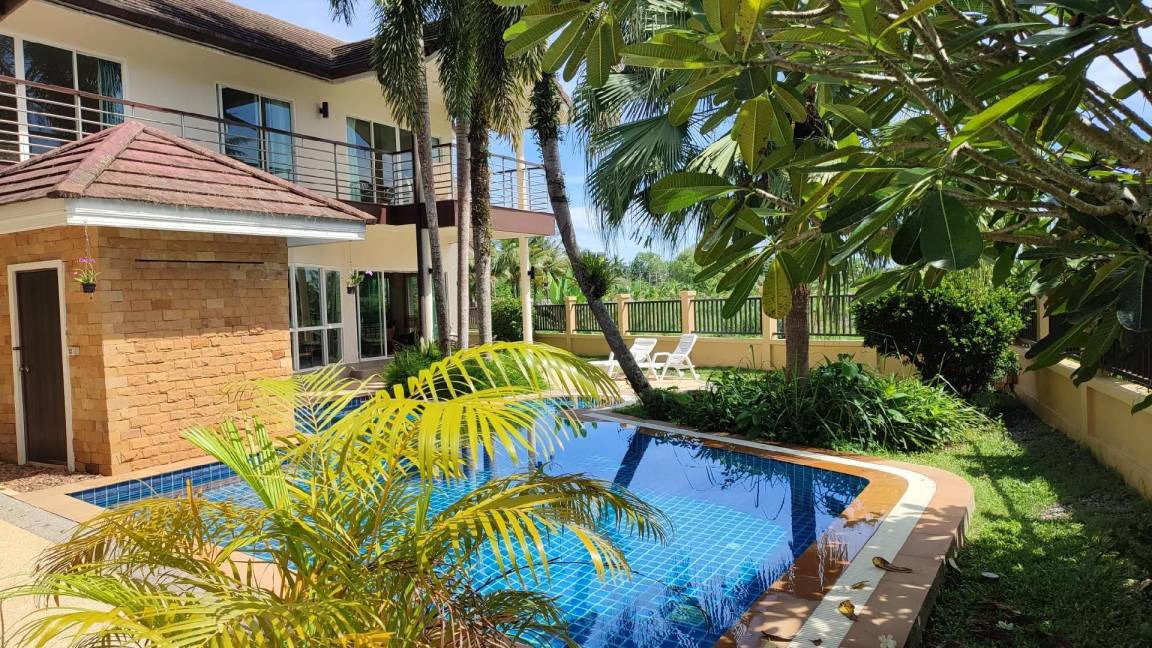 Khuekkhak House | 360 m² House ∙ 4 bedrooms ∙ 12 guests