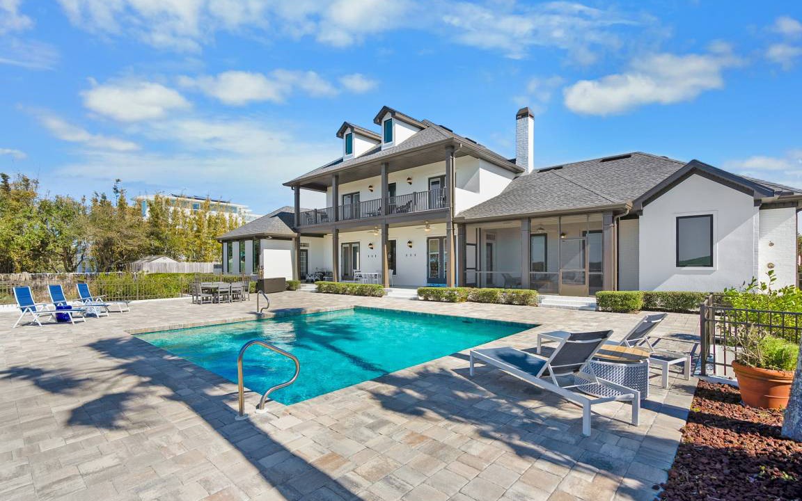 Crescent Beach House | 516 m² House ∙ 5 bedrooms ∙ 15 guests