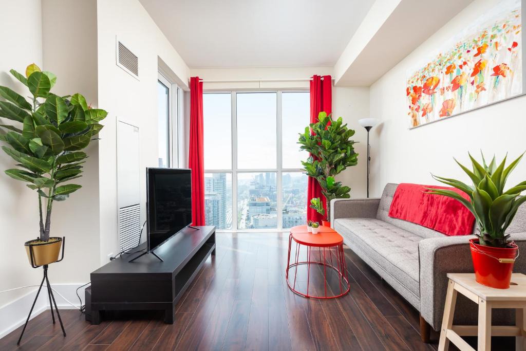 Toronto Entertainment District Apartment | Across From The CN Tower, Metro Toronto Convention Centre and Rogers Centre In Downtown Toronto Core
