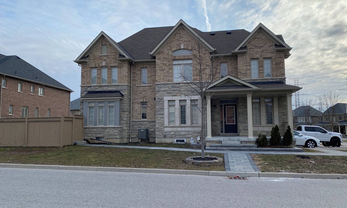 Ajax House | Adorable Ajax House for Rent