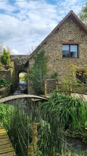Caumont l'Evente House | Ancien moulin près d'un ruisseau