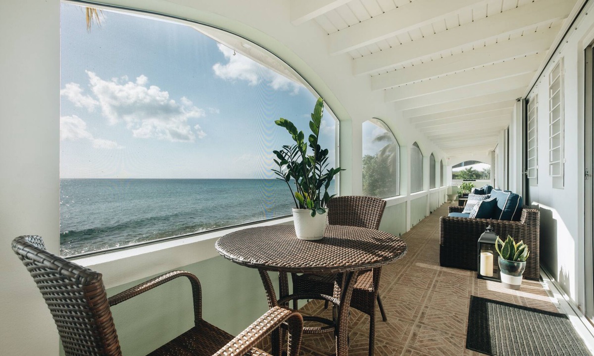 Estate Prosperity West House | Beachfront Home with Screened-In Porch - Near Downtown - Auto On Generator
