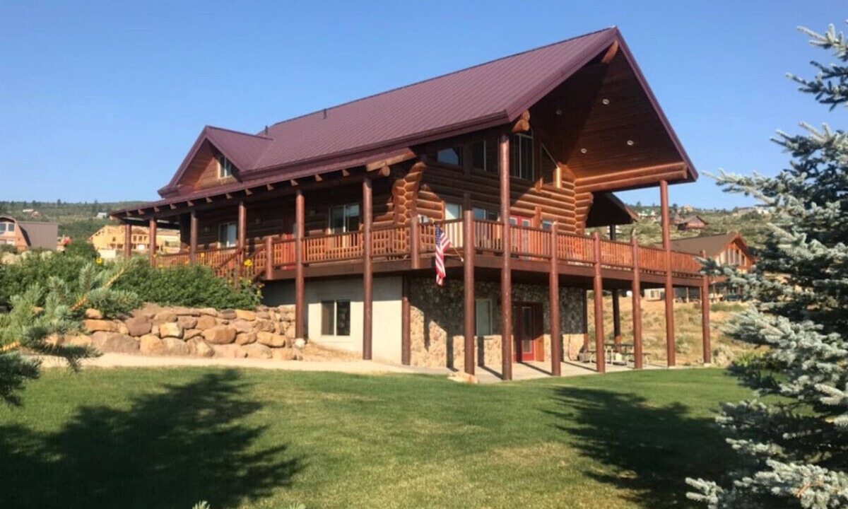 Sweetwater House | Bear Ridge Lodge Sleeps 20 & views of Bear Lake