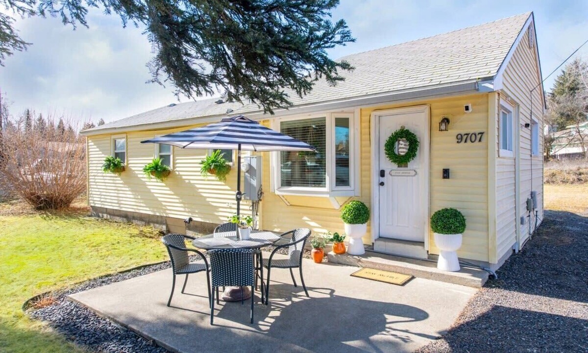 North Spokane House | Beautiful Designer Cottage - 2 Min to Campus