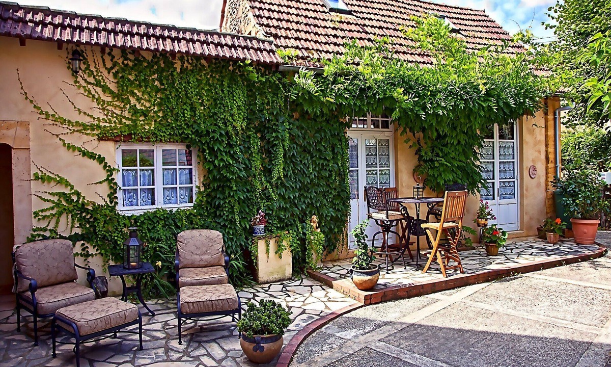 Meyrals Cottage | BUTTERFLY Cottage - Cosy Romantic Cottage in a calm hamlet, heated pool, gym