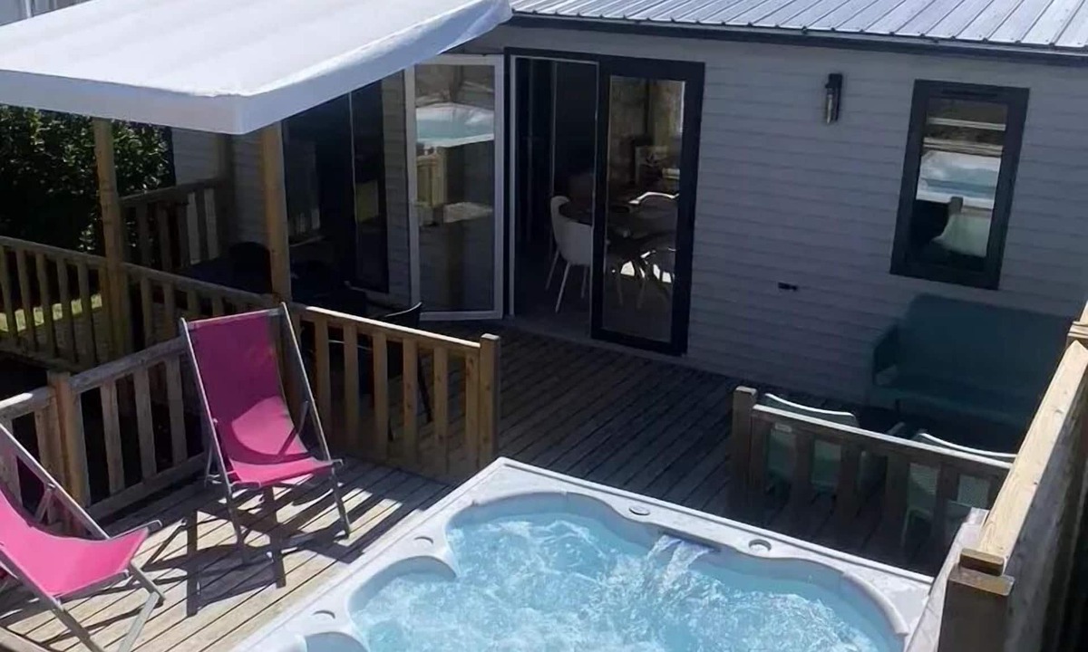 Fouesnant House | Camping maeva Escapades Kersentic * - Mobile Home Garden Side 3 Rooms 4 People + Jacuzzi + TV