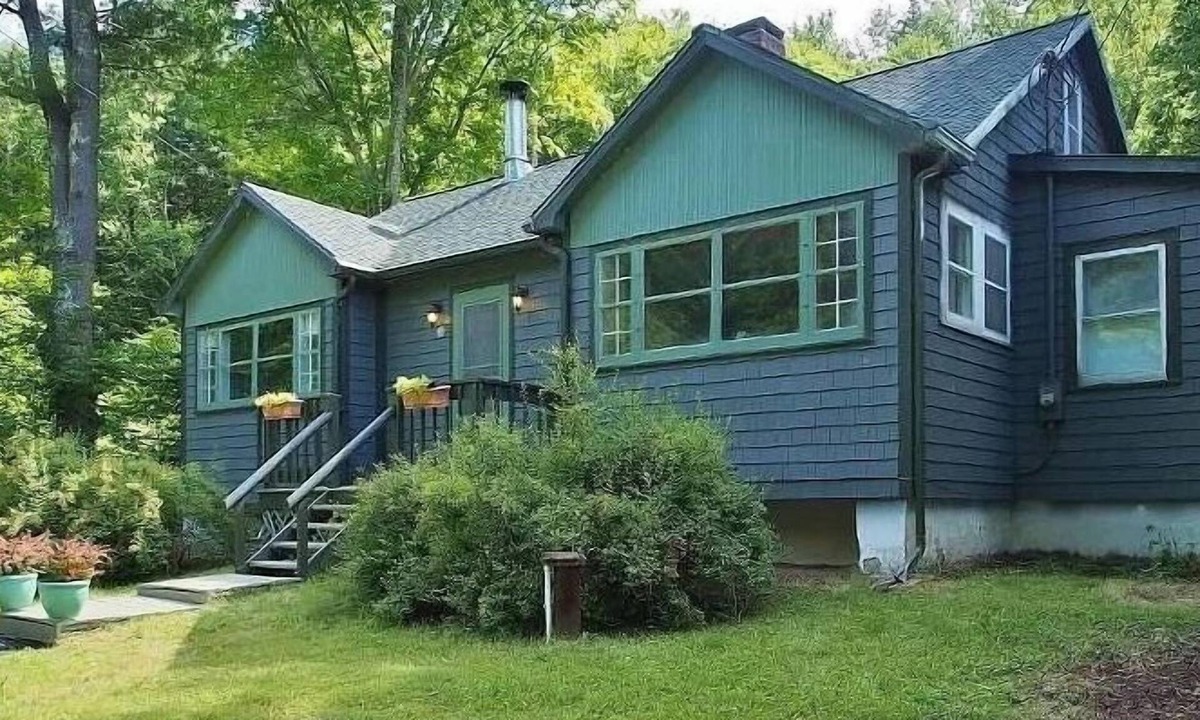 Phoenicia Cabin | Catskills Cabin with Hot Tub near Hiking