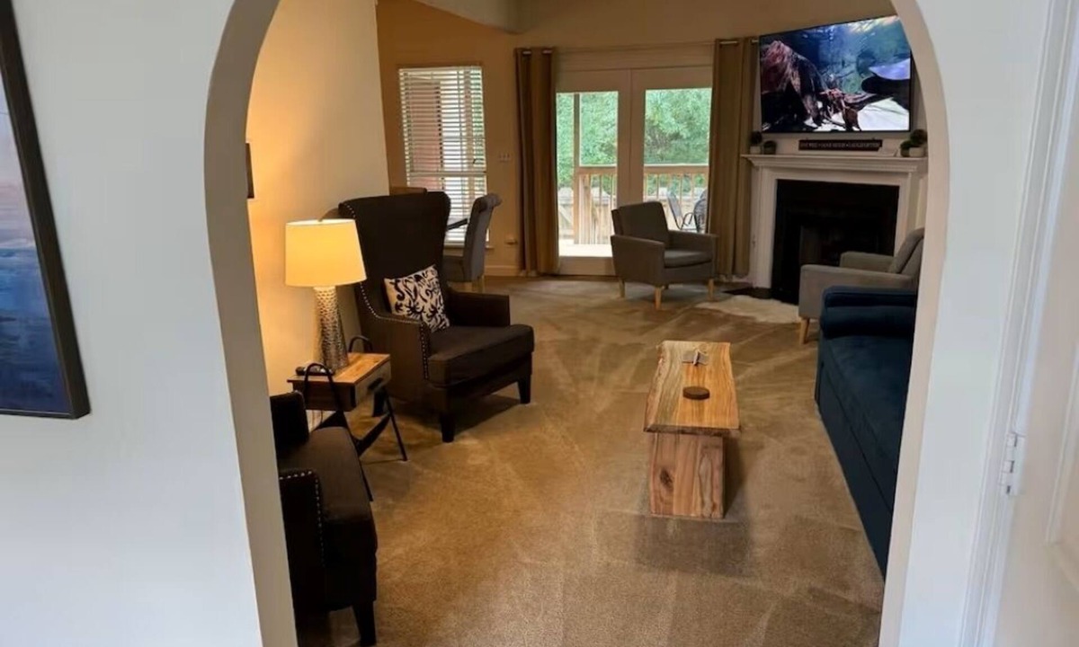 Williamsburg House | Cheerful 2 bedroom townhouse with fireplace