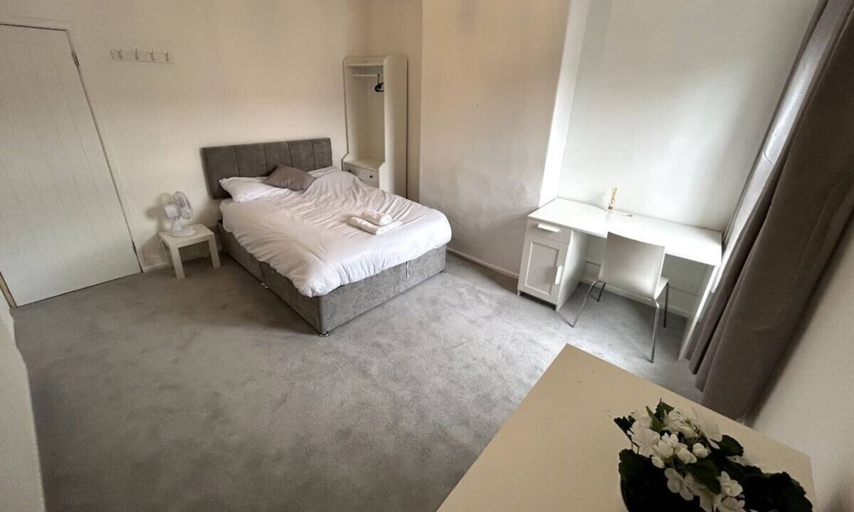 Stoke-on-Trent House | Clean Budget Accommodation