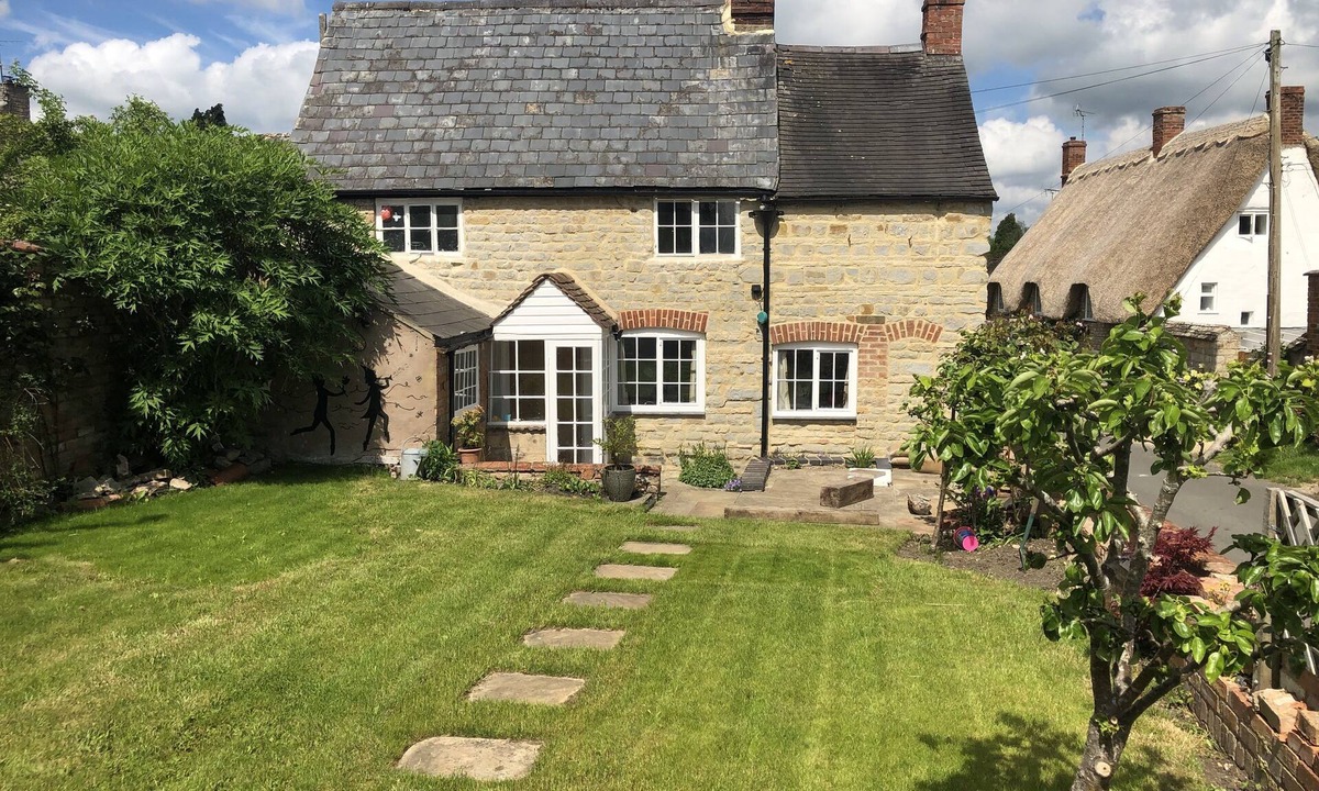 Shipston on Stour Cottage | Cosy Character Grade 2 Listed Cottage with Wood Fired Hot Tub
