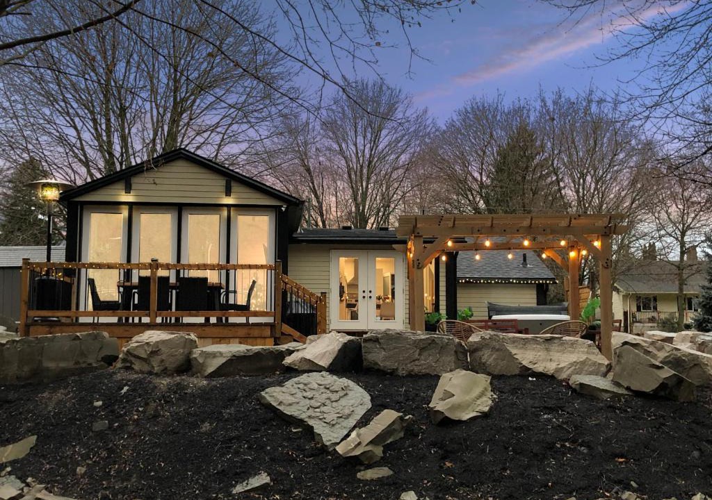 Bayham Villa | Disconnect From Reality/River House/Hot Tub/Pet Friendly