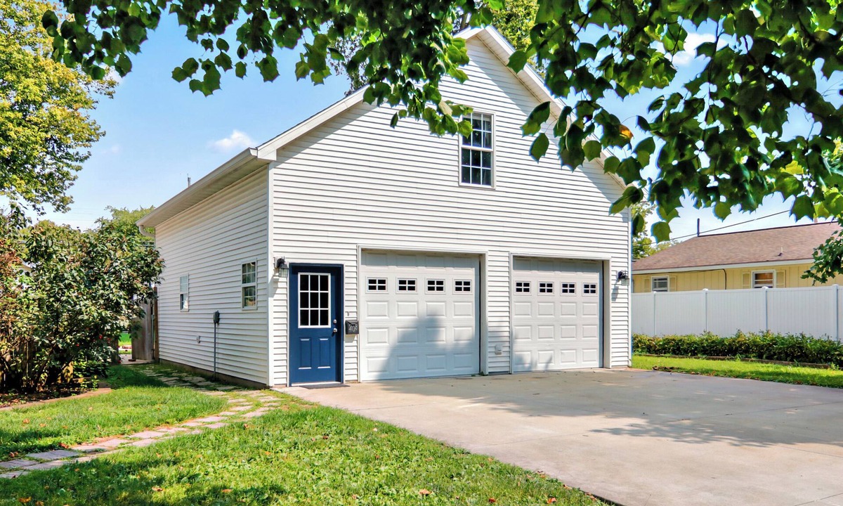 Lincoln Apartment | Fully Furnished Detached Garage Apartment Near Downtown Lincoln