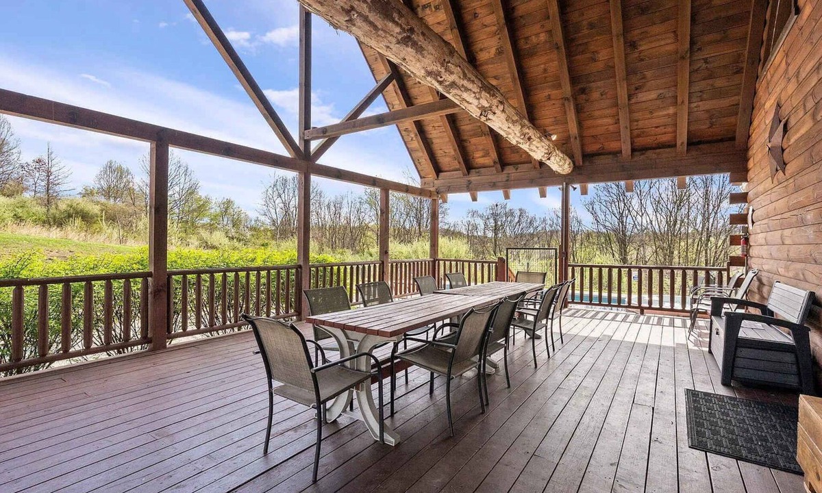 Logan Cabin | Fun Private Lodge for 18 Pool Pond Hot Tub