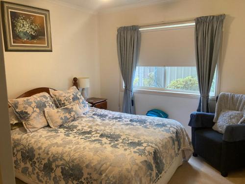 Swan Hill House | HOSTS offer HOME STAY on HIGH Queen Bed -Private Home -Private Bathroom