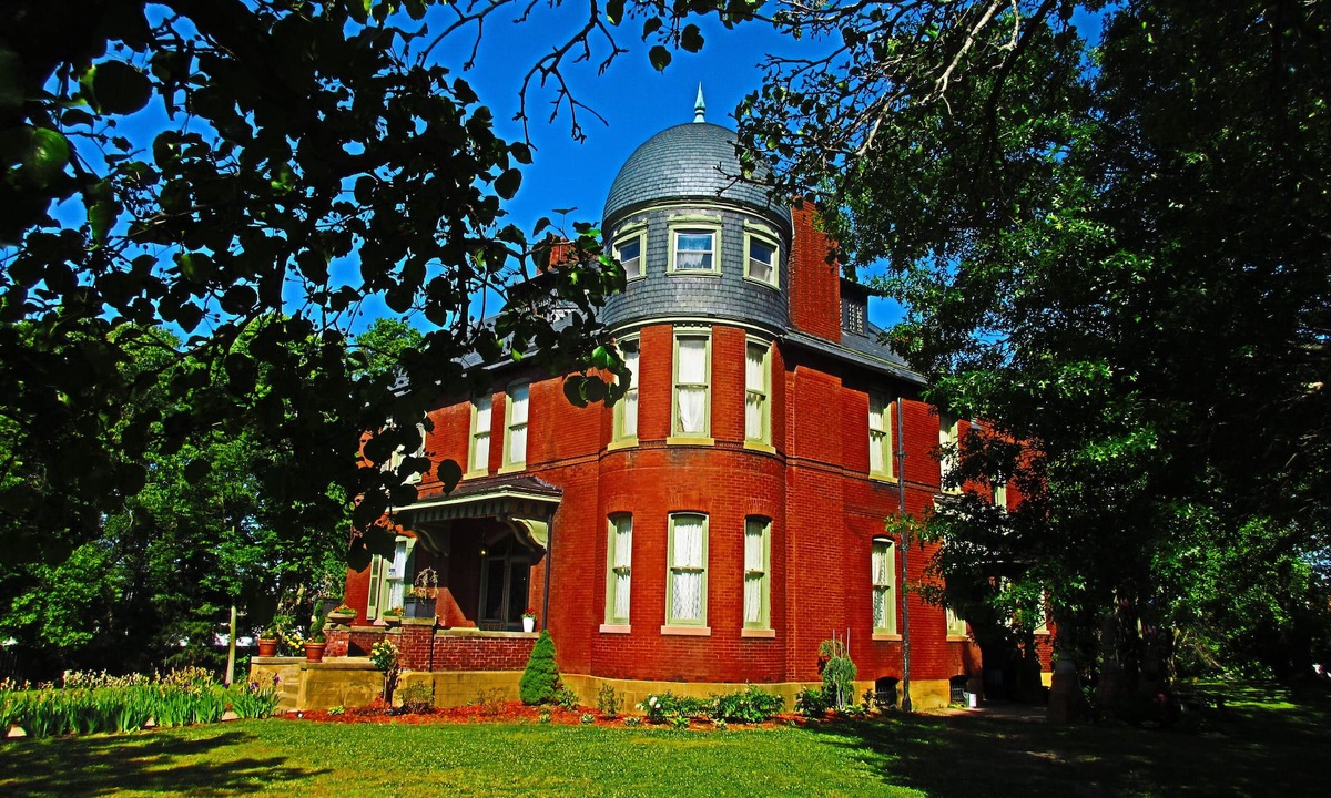 Keokuk Bed & Breakfast | Johnston Mansion Bed and Breakfast price shown is Vrbo Mansion price