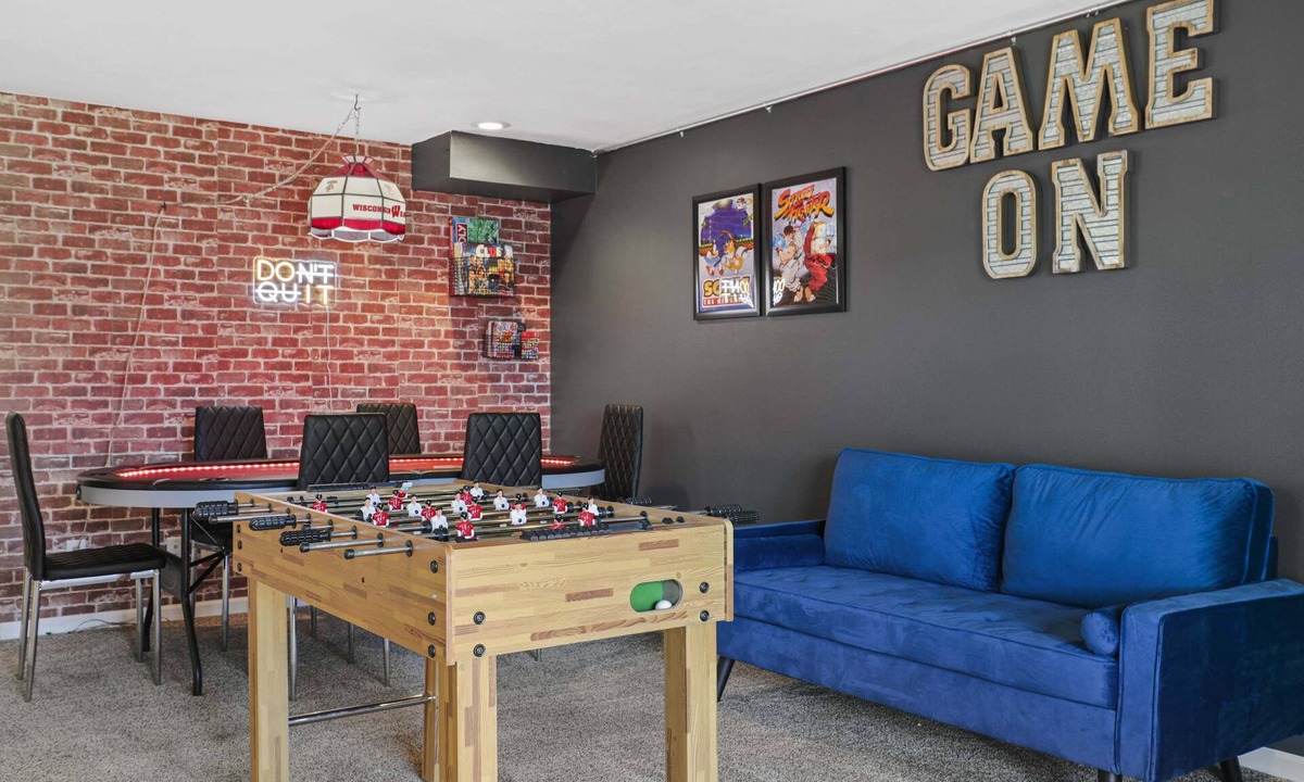 Sun Prairie House | King Suite - Game Room - Large Groups - Yard