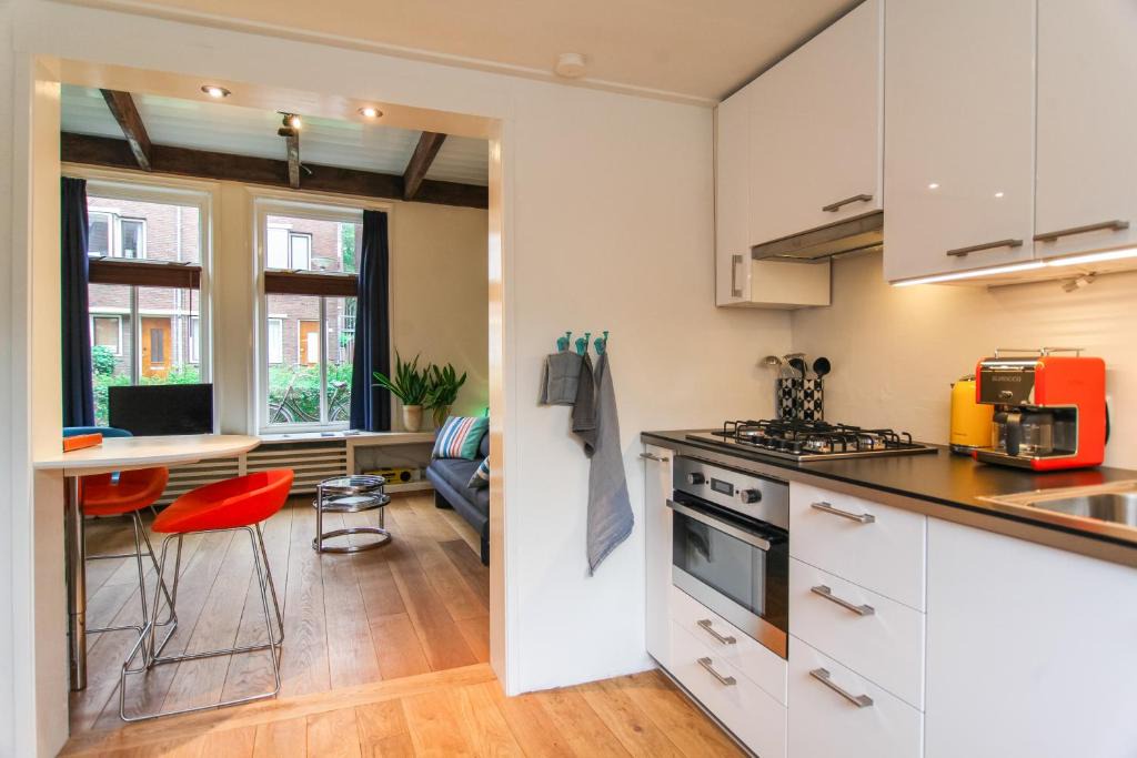 Binnenstad-Oost Apartment | Loge 10 free parkingspot - shippershouse with kitchen and bar