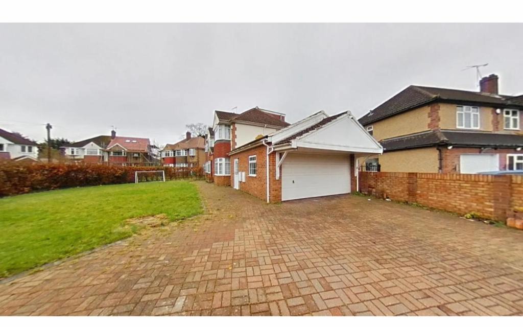 Langley Marish House | Lovely 6 bedroom house