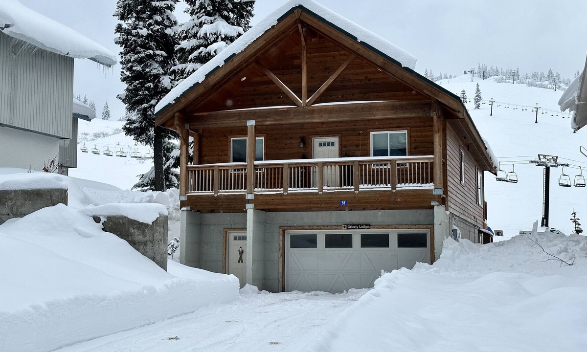 Snoqualmie Pass House | Luxury Rustic Modern on Ski Slope w/Ski in & out. 4B/4Bath w/3 ensuite. w/HotTub