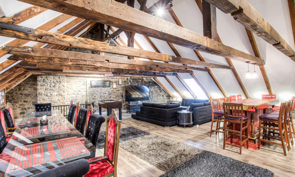 Old Montreal House | Maison des Patriotes 7 bedrooms 8-20 guests in the ❤ of old Montréal