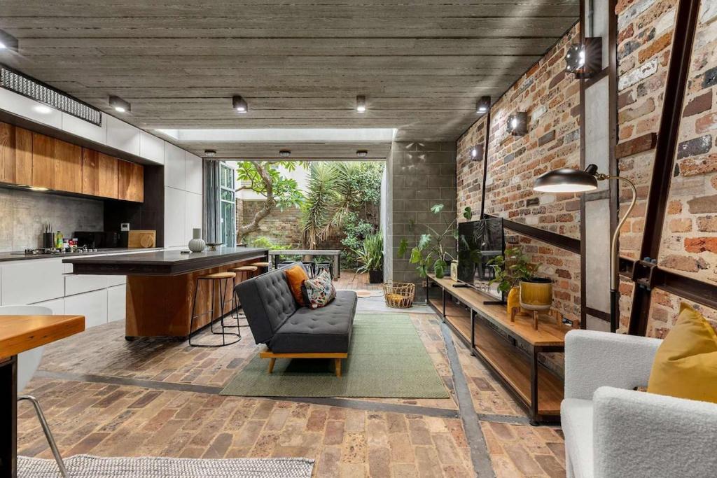 Redfern Apartment | Modern & Stylish 3BR in Redfern