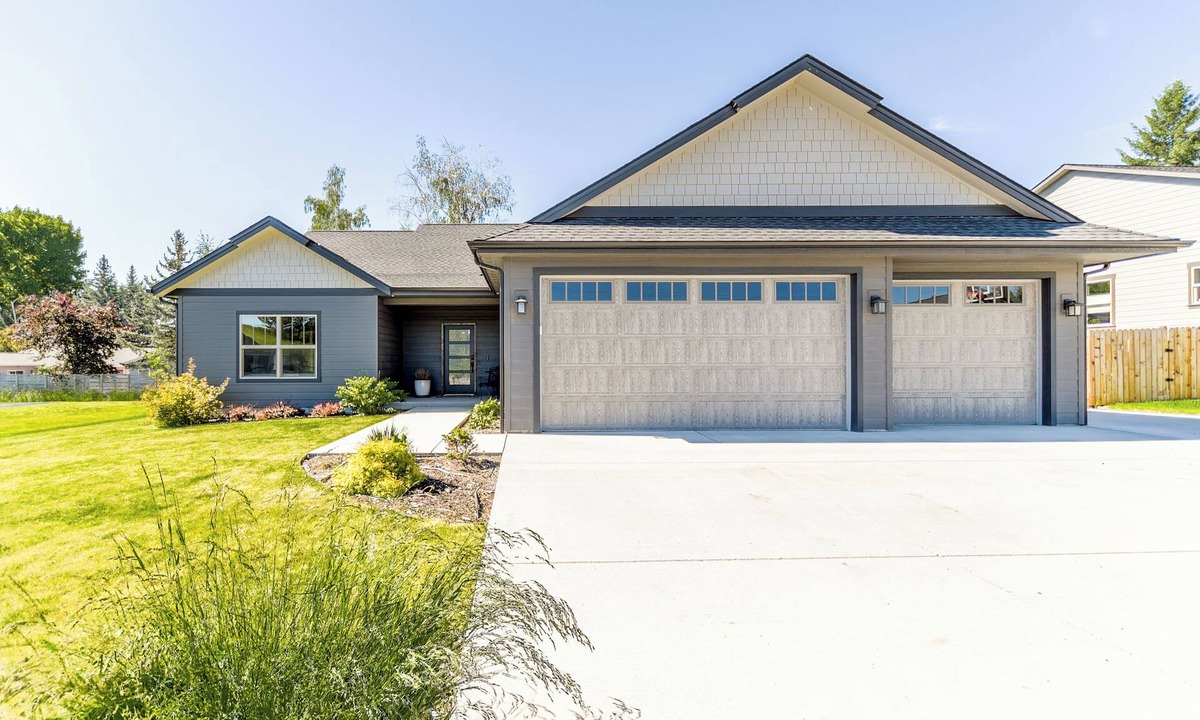 Moscow House | New Spacious Home with 3 Car Garage, Private Backyard, close to Downtown
