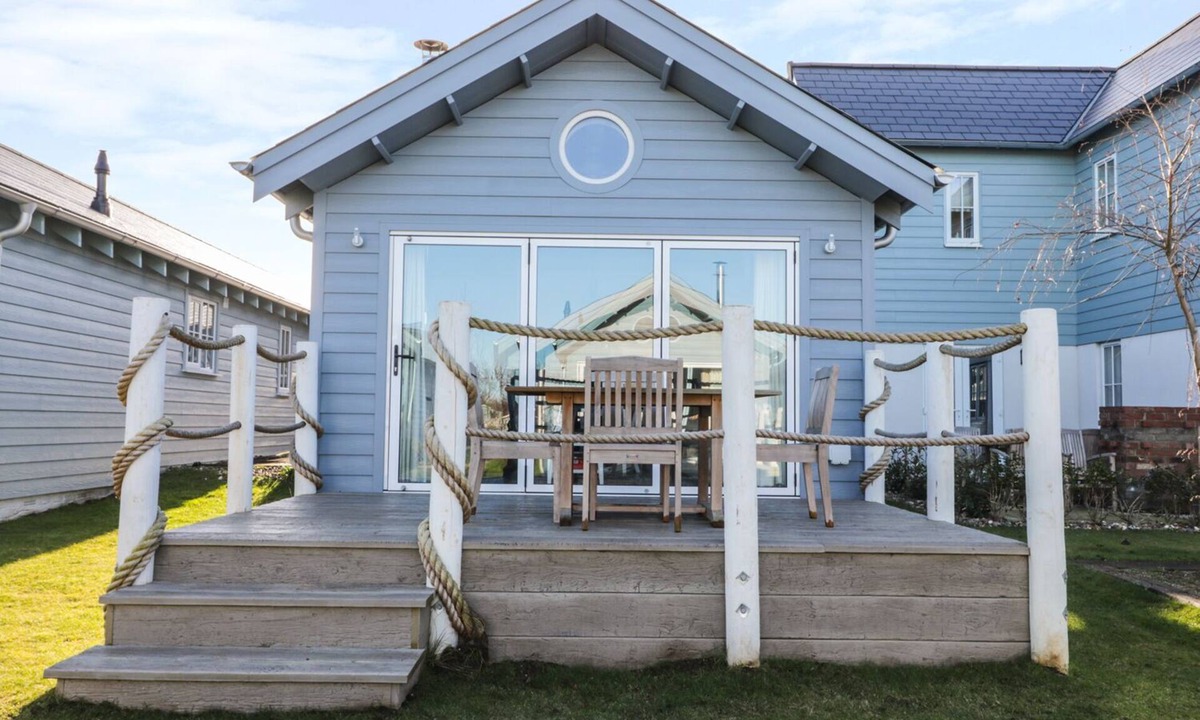 Filey Cottage | SEA DOG, pet friendly, country holiday cottage, with pool in Filey