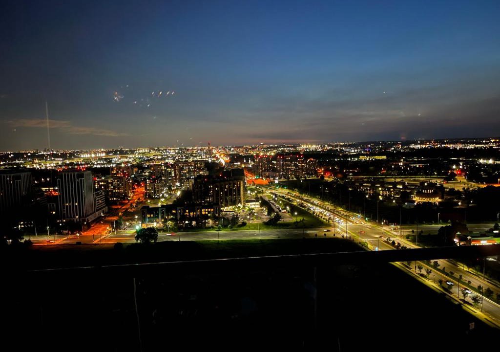 Markham Apartment | § markham downtown New Deluxe 3BR 2.5 Bathroom Apartment, 2free parking