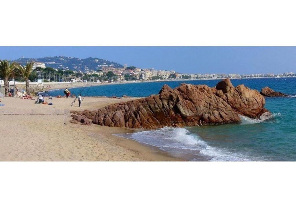 Cannes La Bocca Apartment | T2 Cannes vue dégagée colline, mer à pieds, 4 pax