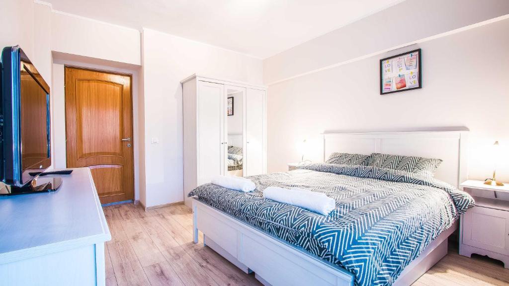 Bucharest Apartment | Unirii Boulevard View