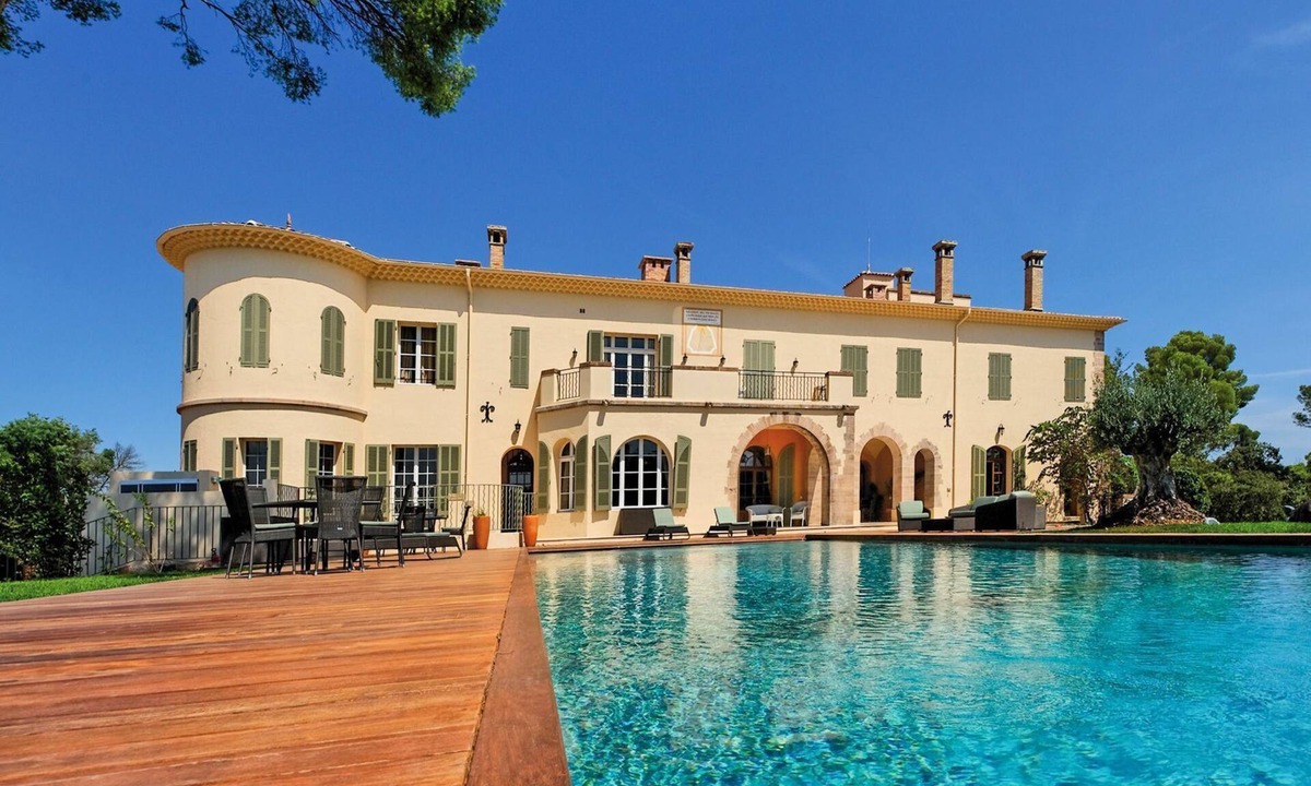 Saint-Raphael Villa | Villa Amalie - Fifteen Bedroom Villa, Sleeps 32