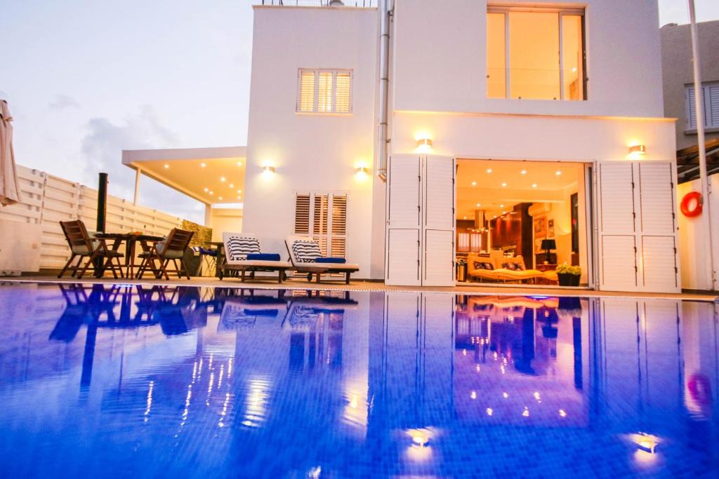 Pernera Villa | Villa Blue Phoenix