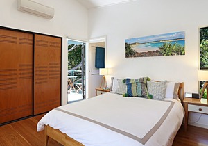 Barefoot Bungalow - Castaways Beach