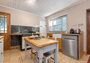 Cartref - Beautiful Cottage, Hot Tub, Countryside Views