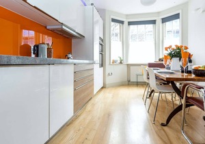 Central London 2 bedroom 2 bathroom garden flat in a quiet Southbank street