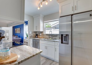 Coastal Sarasota Condo: Minutes to Beach!