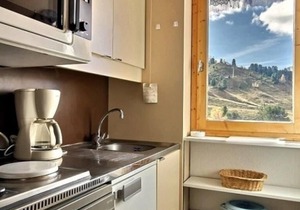 Cozy Apartment with Balcony, Ski-In/Ski-Out Access, Near Shops in Belle Plagne