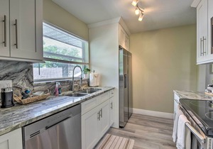 Cozy Sarasota Retreat - 3 Blocks to the Coast!