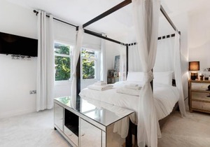 Lovely Newly-Renovated 3 Bedroom Apartment in Fulham