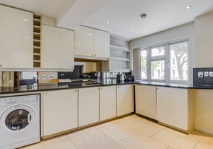 Luxurious 2 bedroom, large flat in Kensington