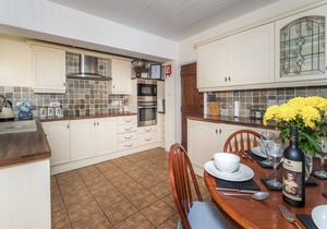 Millside Cottage - a cottage that sleeps 4 guests in 2 bedrooms