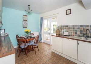 Millside Cottage - a cottage that sleeps 4 guests in 2 bedrooms