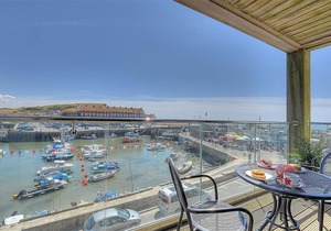 SANDSTONES, family friendly, luxury holiday cottage in West Bay