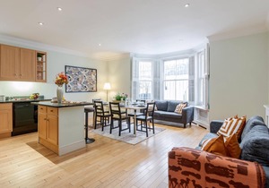 Spacious 3 bed Kensington apartment with Patio