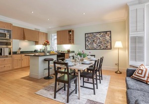 Spacious 3 bed Kensington apartment with Patio