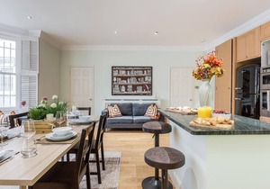 Spacious 3 bed Kensington apartment with Patio