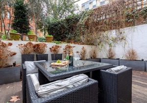 Spacious 3 bed Kensington apartment with Patio