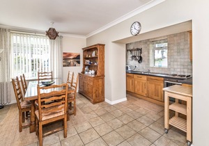 Stanger Cottage - a cottage that sleeps 4 guests in 2 bedrooms